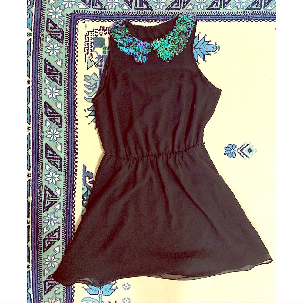 Little black dress with Peter Pan color